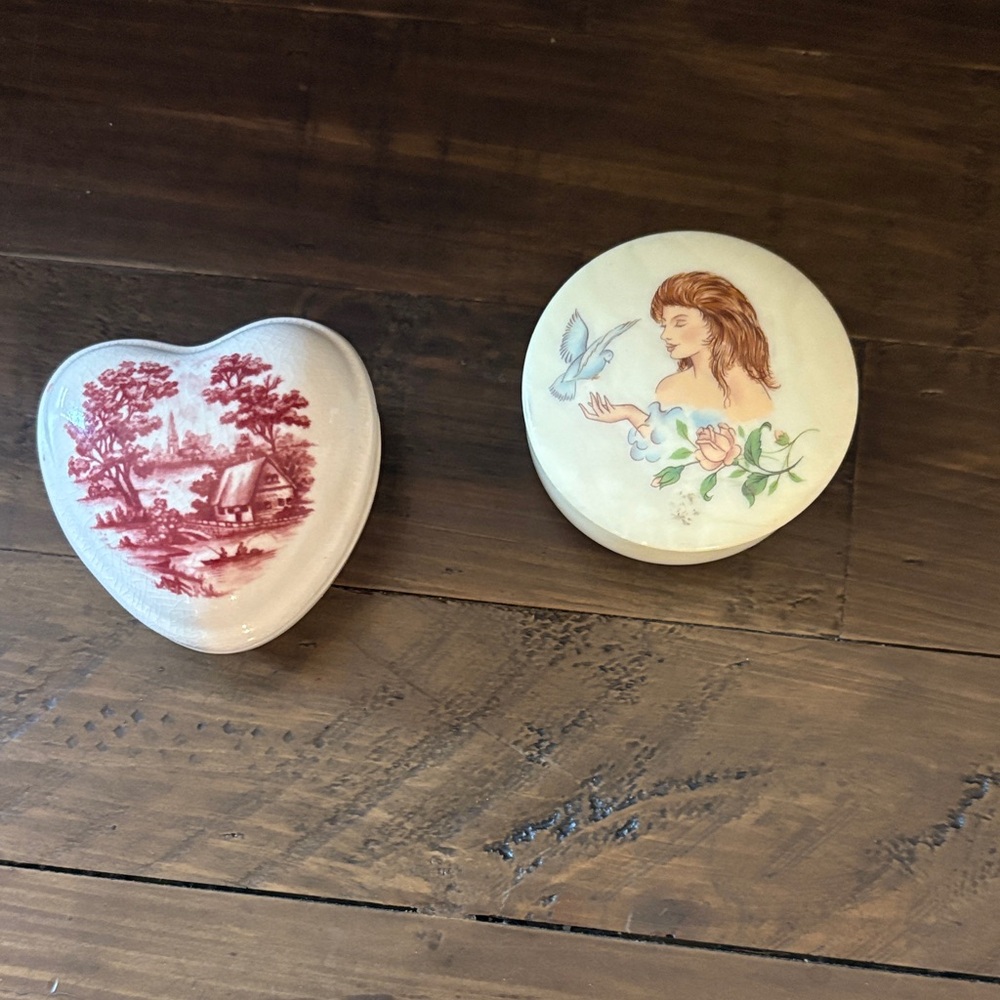Decorative porcelain keepsake boxes